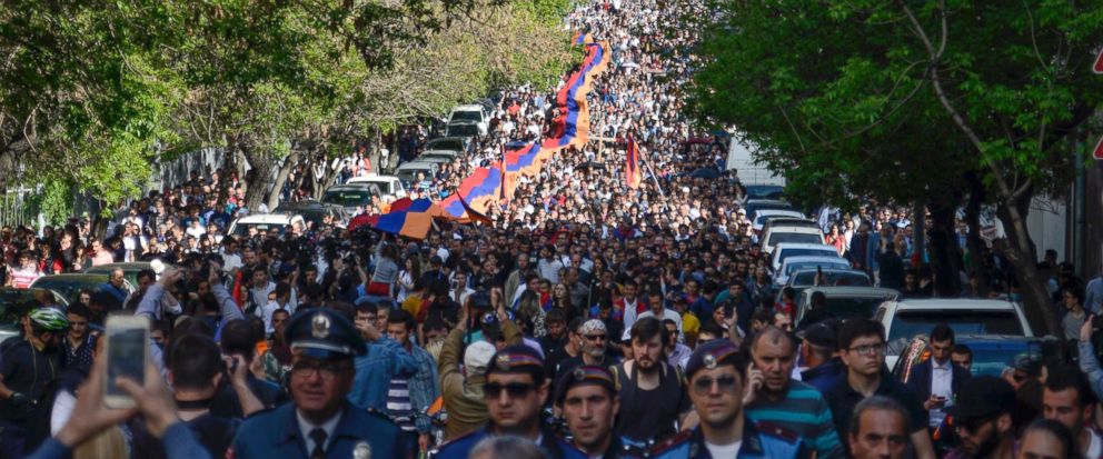 Paşinyan Rusya Büyükelçisi ile buluştu.